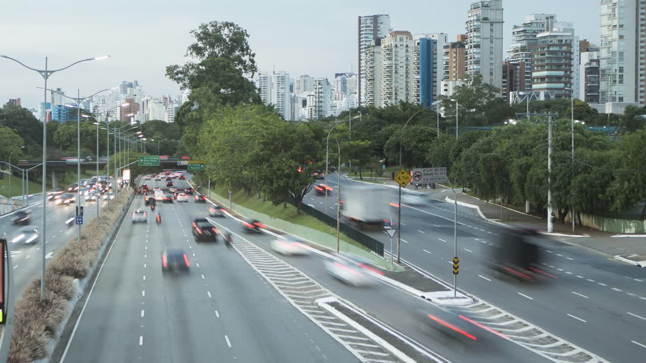 São Paulo高峰时段汽车交通的时间间隔。视频素材