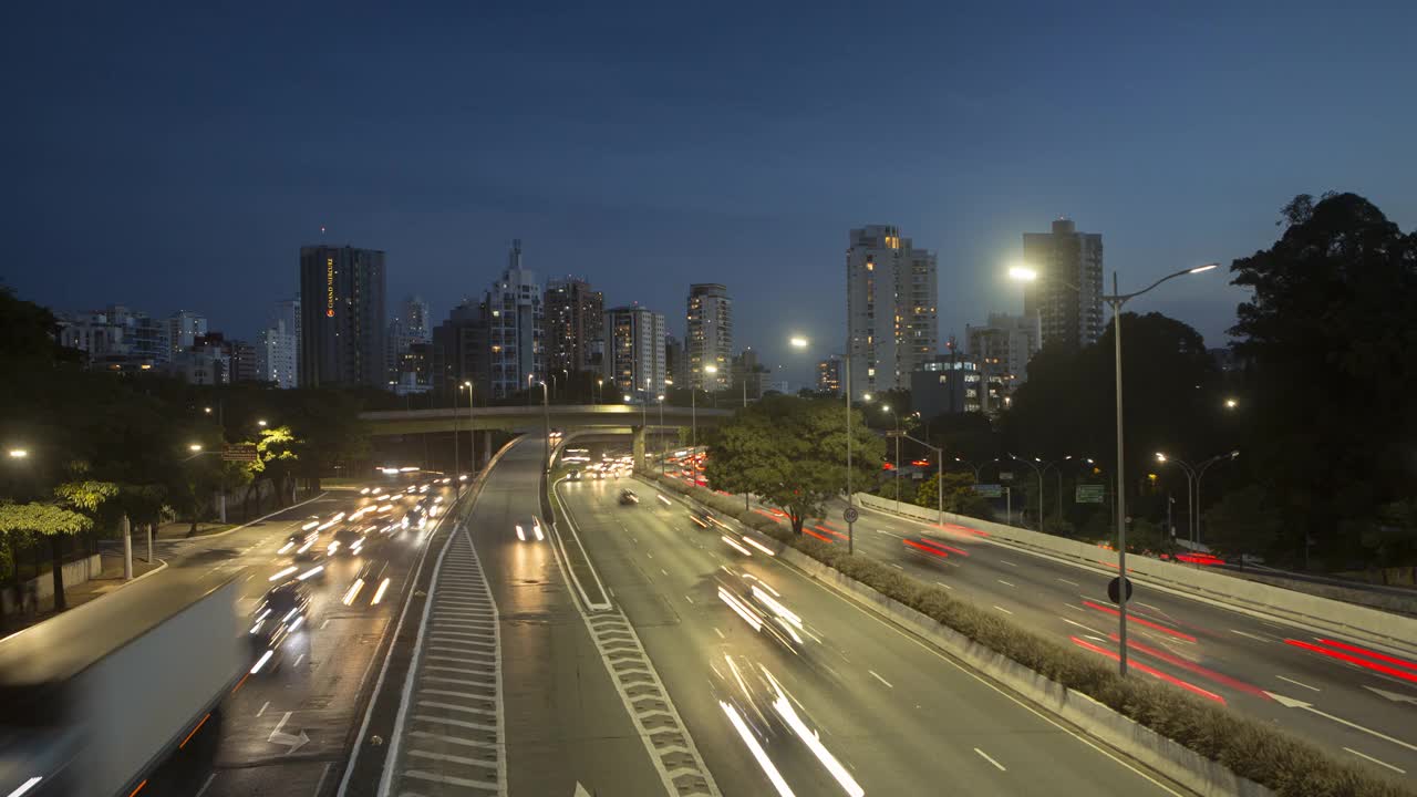 São Paulo高峰时段汽车交通的时间间隔视频素材