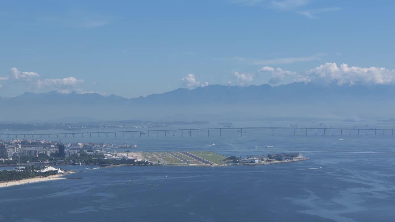 时间跨度:桑托斯杜蒙机场空中交通，俯瞰瓜纳巴拉湾。视频素材