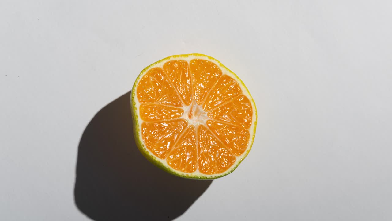 新鲜的普通话半与强烈的阴影在白色的背景。定格食物动画视频素材