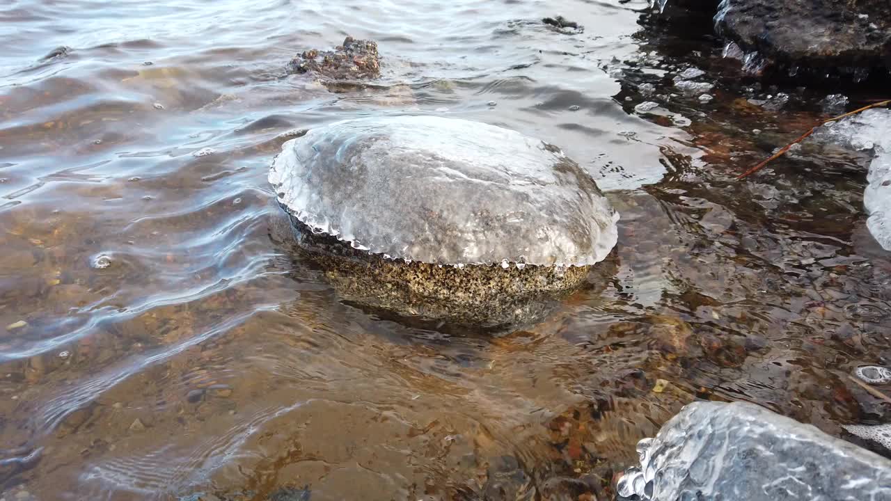 湖岸上覆着冰的石头视频素材