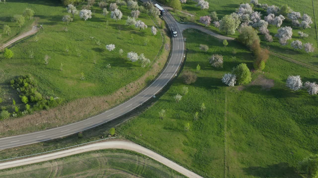 鸟瞰图道路与交通和草地与果树，德国视频素材