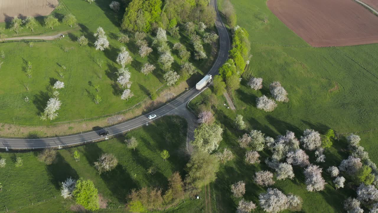 鸟瞰图道路与交通和草地与果树，德国视频素材