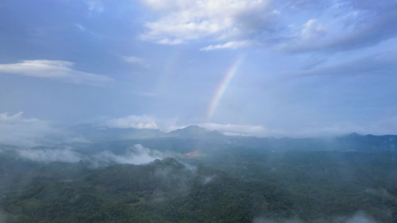 Hyper lapse 4K Amazing Rainbow after the rain over the forest。云时间流逝。山景，彩虹在山和戏剧性的云。视频素材