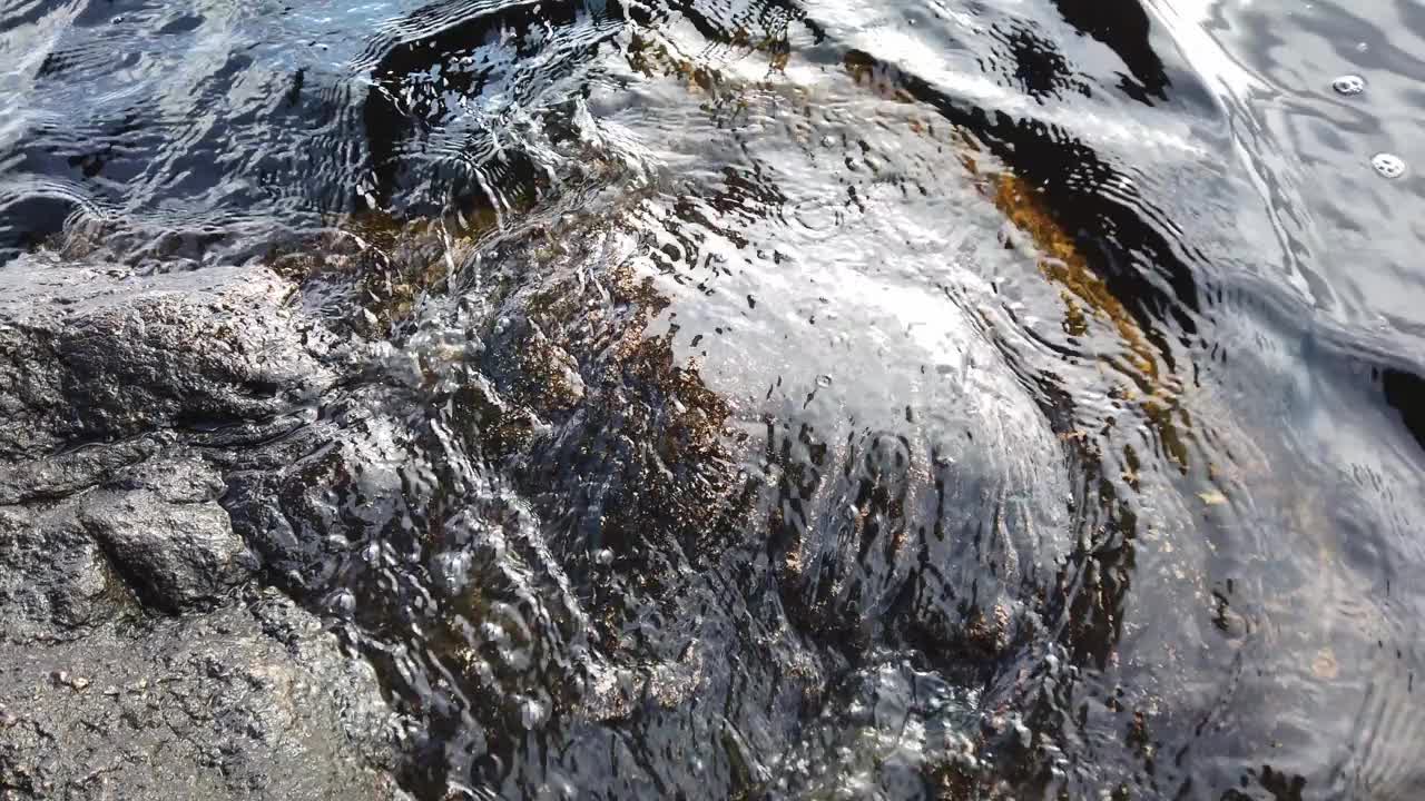 小海浪拍打着岩石海岸，芬兰视频素材