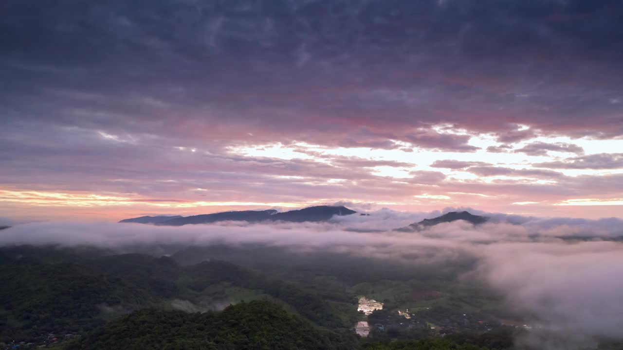 超延时无人机在日出时飞过云层。黄金时间，令人惊叹的阳光，美丽的云景。风景如画的白云在多云、多雾的天气中缓缓移动。视频素材