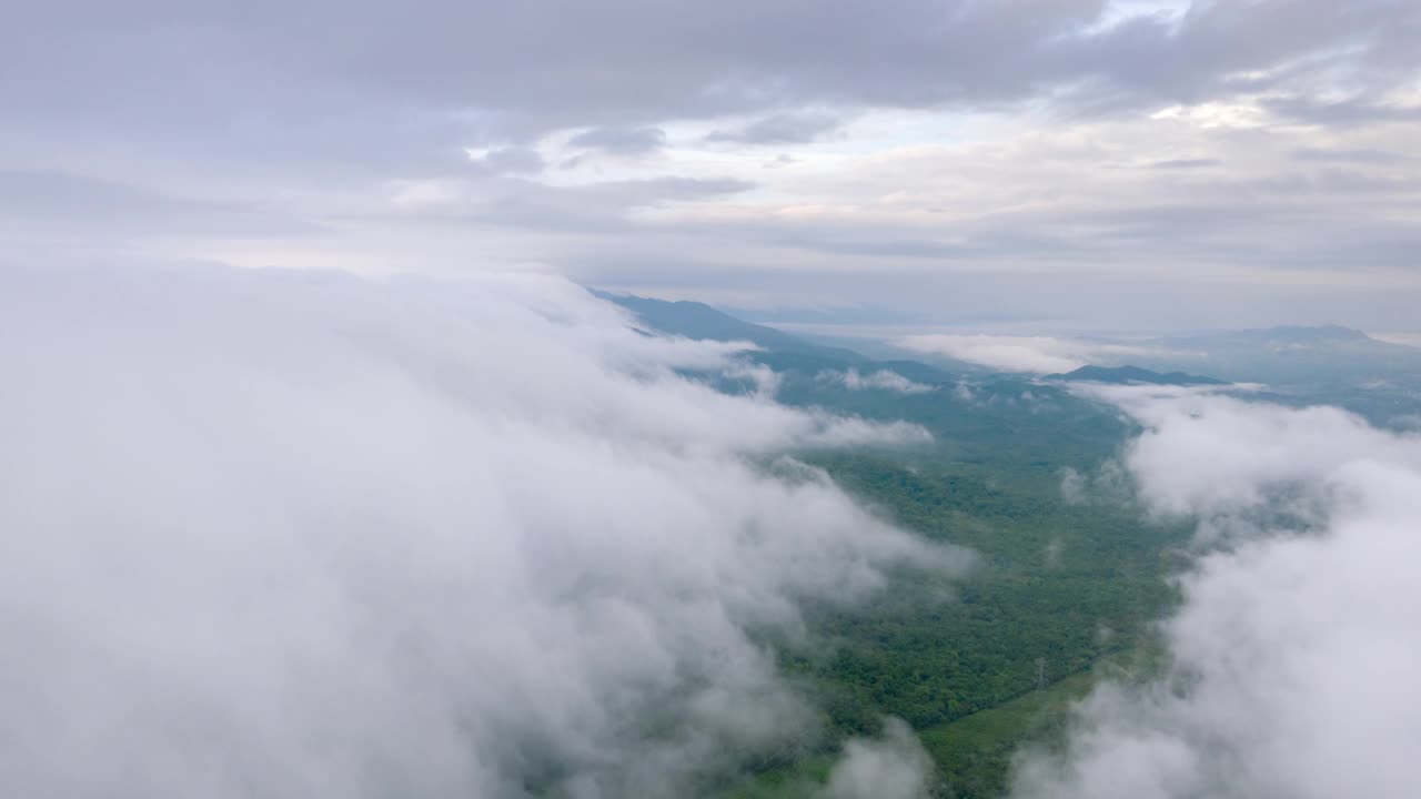 超延时无人机在日出时飞过云层。黄金时间，令人惊叹的阳光，美丽的云景。风景如画的白云在多云、多雾的天气中缓缓移动。视频素材