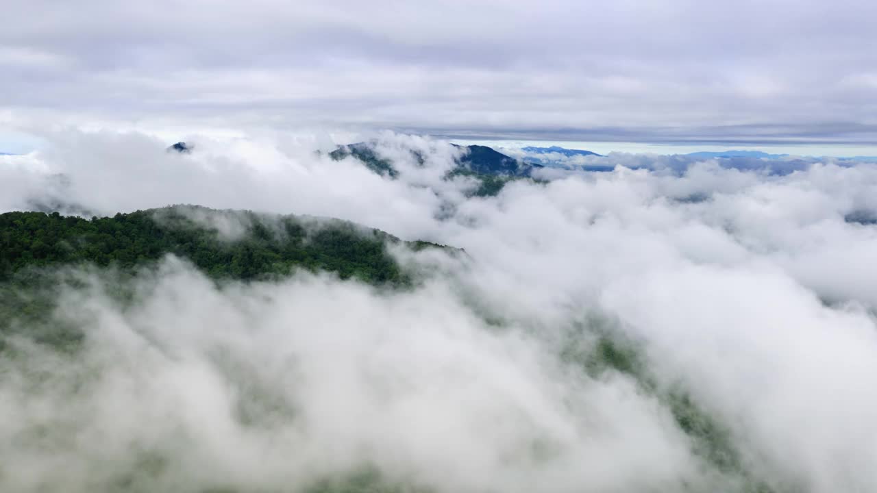 Hyper lapse 4k视频，飞过山顶上方的云。美丽的早晨自然风景。视频素材