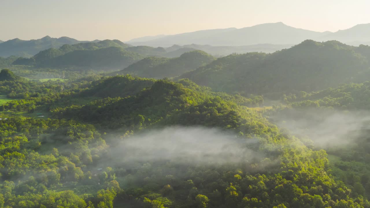 Hyper lapse 4k视频，飞过山顶上方的云。美丽的早晨自然风景。视频素材