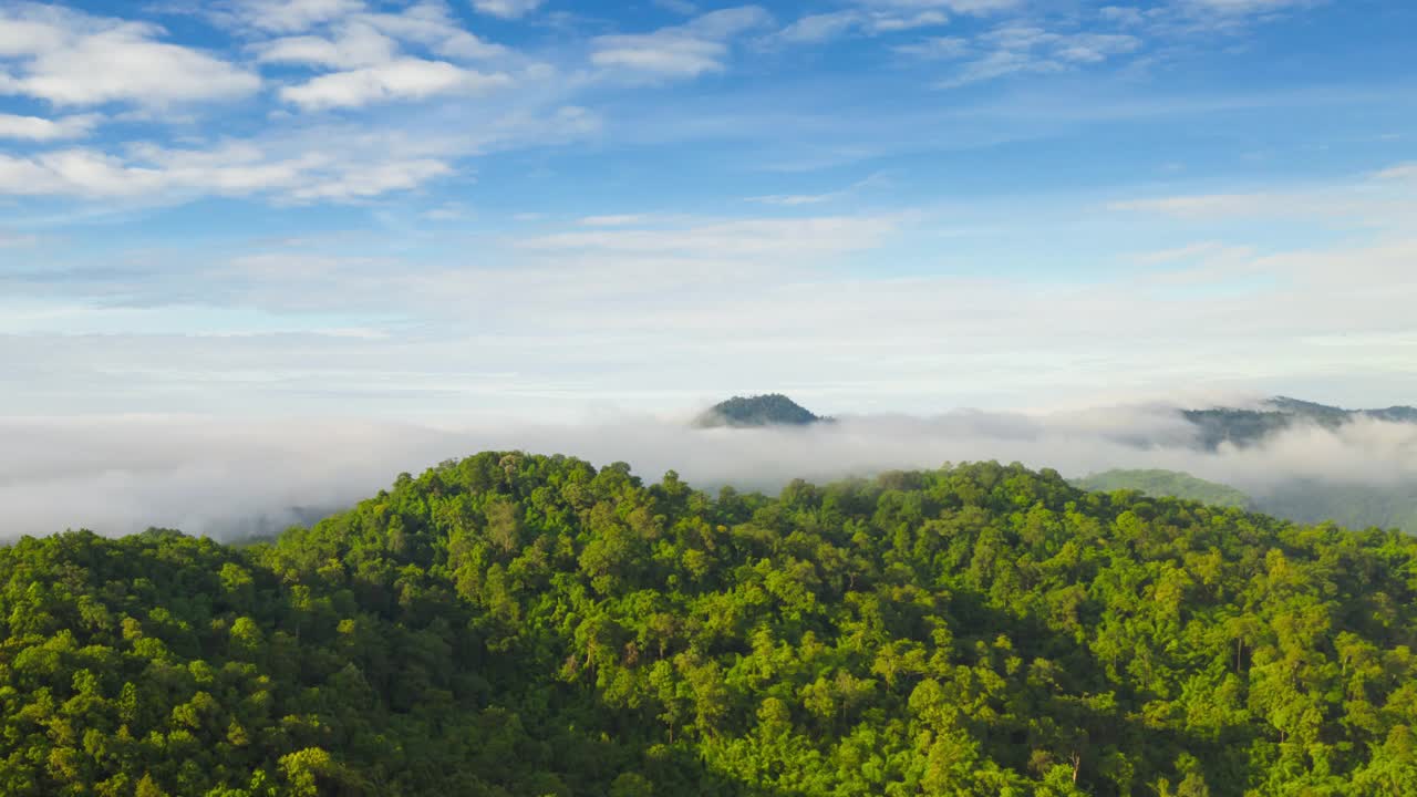 Hyper lapse 4k视频，飞过山顶上方的云。美丽的早晨自然风景。视频素材