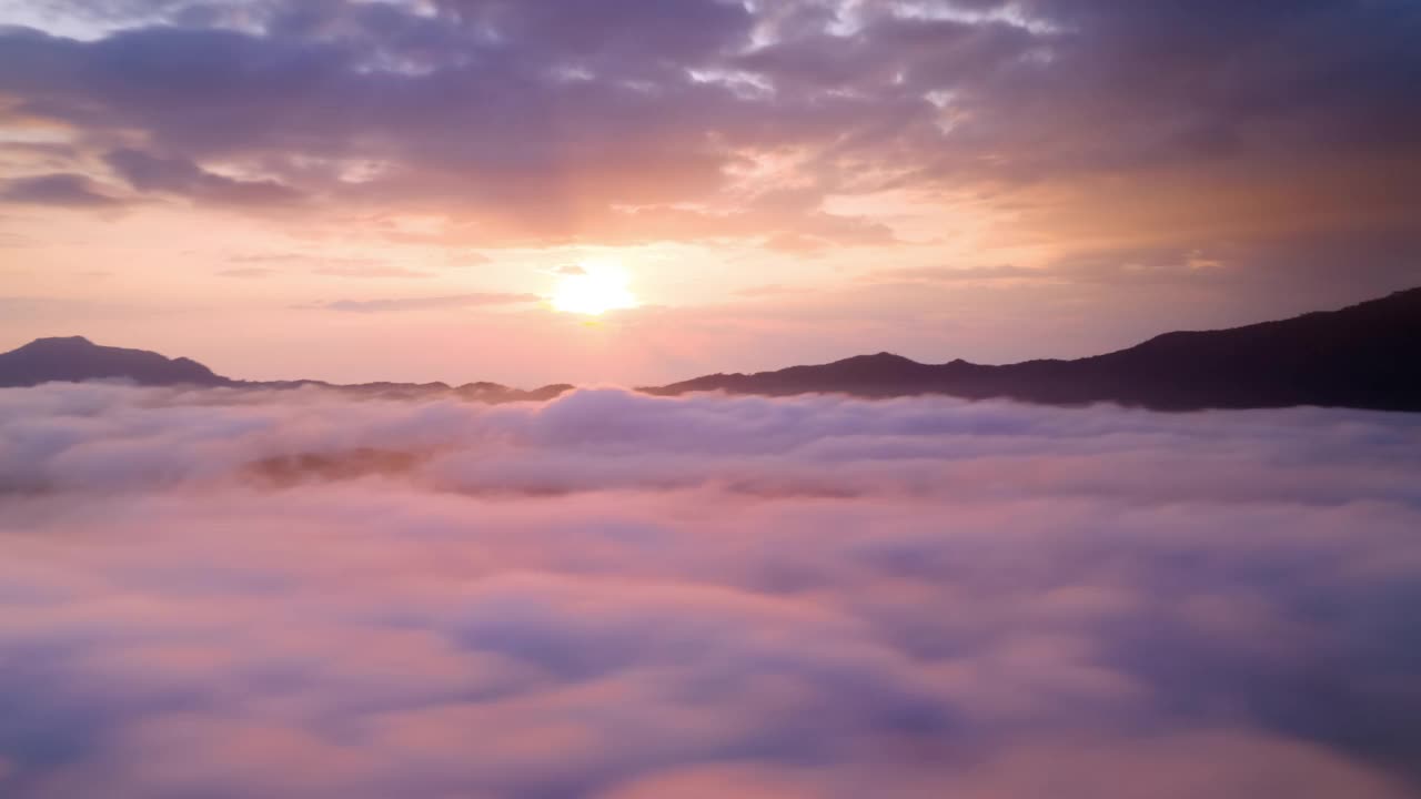 超延时无人机在日出时飞过云层。黄金时间，令人惊叹的阳光，美丽的云景。风景如画的白云在多云、多雾的天气中缓缓移动。视频素材