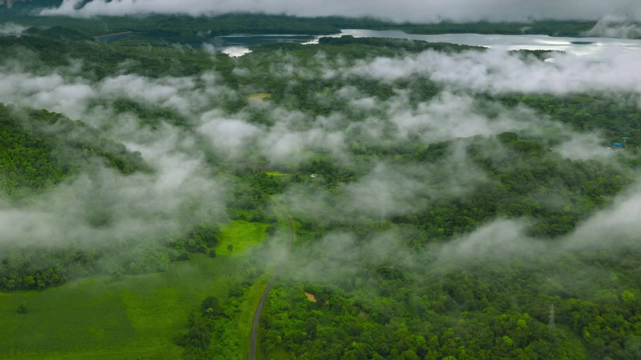 Hyper lapse 4k视频，飞过山顶上方的云。美丽的早晨自然风景。视频素材