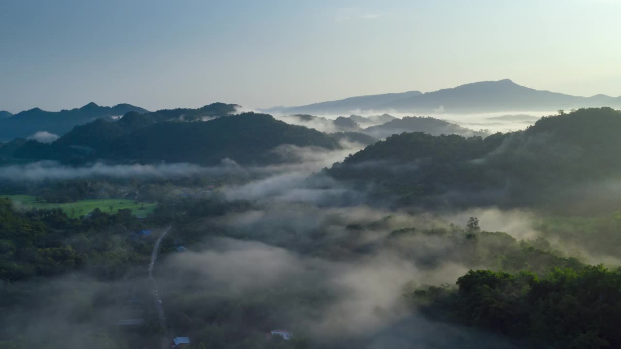 Hyper lapse 4k视频，飞过山顶上方的云。美丽的早晨自然风景。视频素材