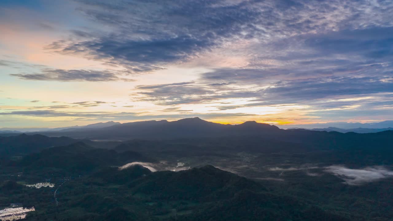 超延时4K，无人机夜景的鸟瞰图戏剧性的天空，日落背后的山脉，色彩缤纷，梅莫，泰国。视频素材