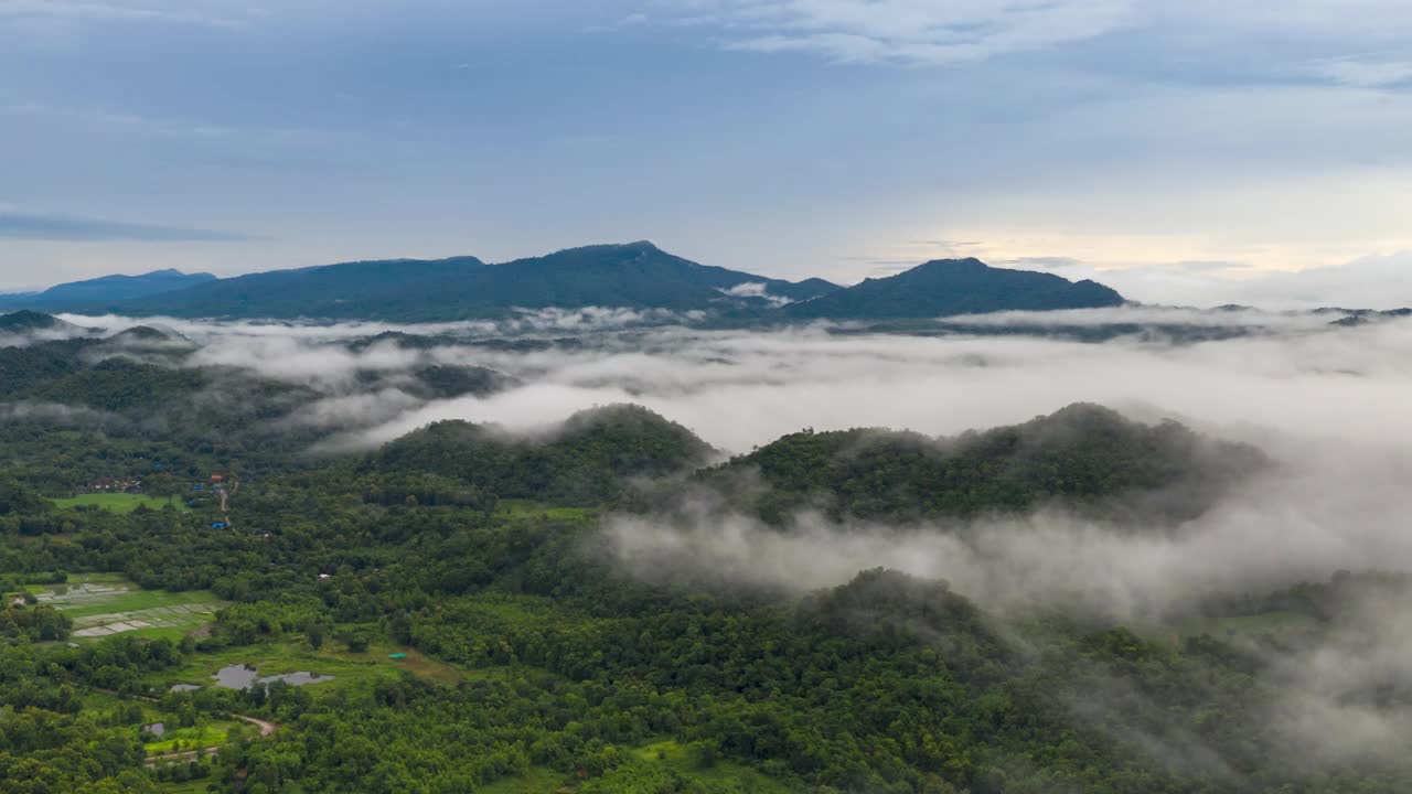 Hyper lapse 4k视频，飞过山顶上方的云。美丽的早晨自然风景。视频素材