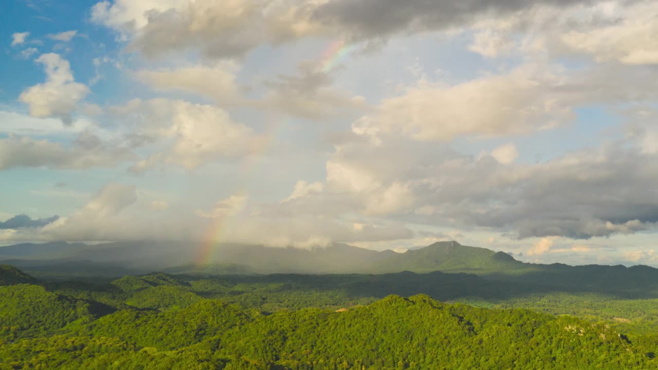 Hyper lapse 4K Amazing Rainbow after the rain over the forest。云时间流逝。山景，彩虹在山和戏剧性的云。视频素材