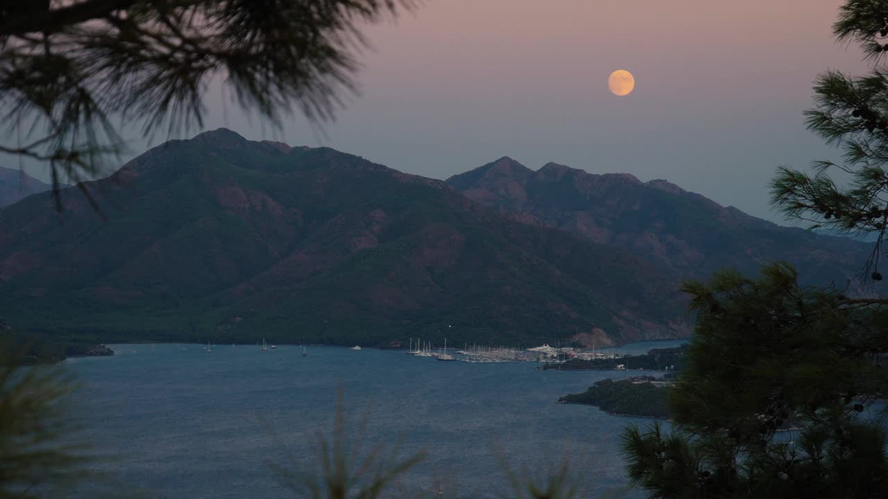 山和海的满月视频下载