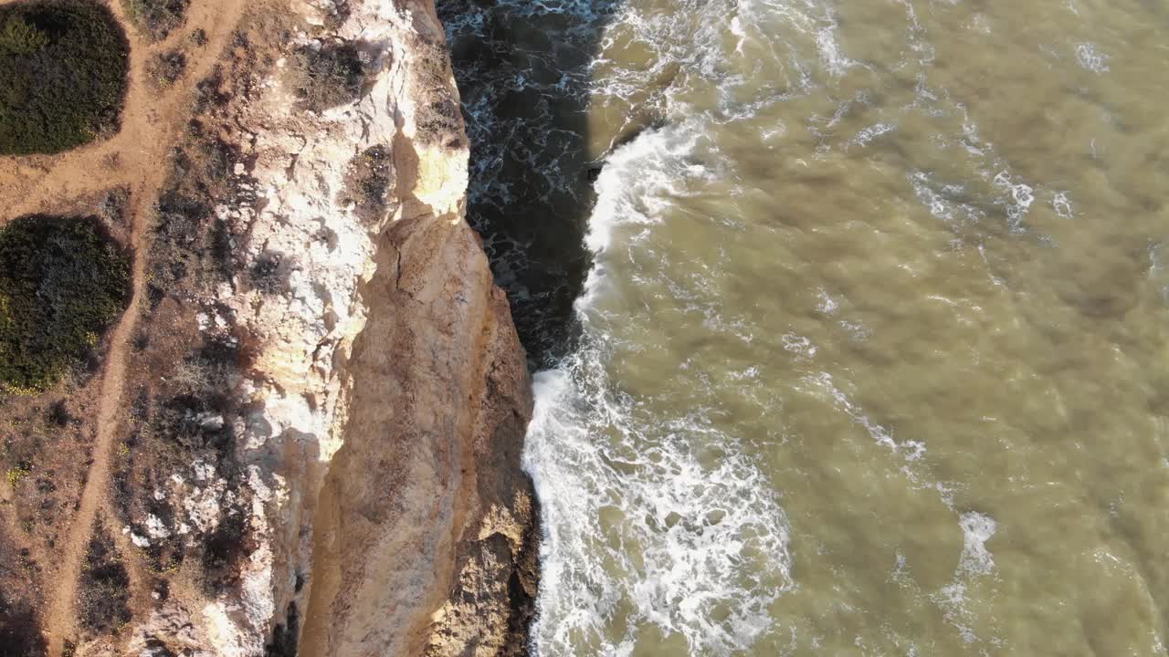 大西洋海浪在岩石海岸，贝纳吉尔洞穴，拉戈阿，阿尔加维，葡萄牙视频素材