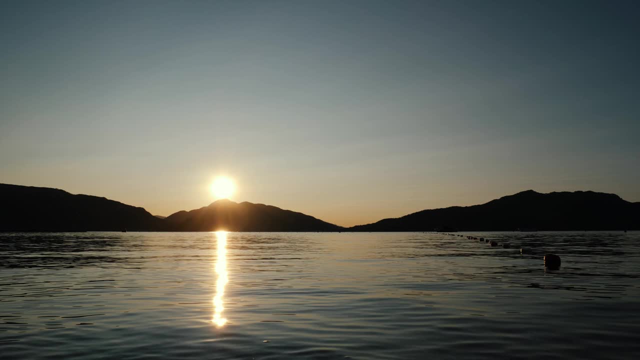 日出越过大海和山脉视频素材