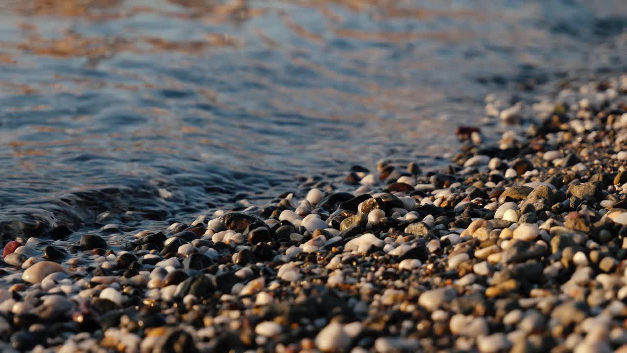 小波浪在岩石上翻滚视频素材