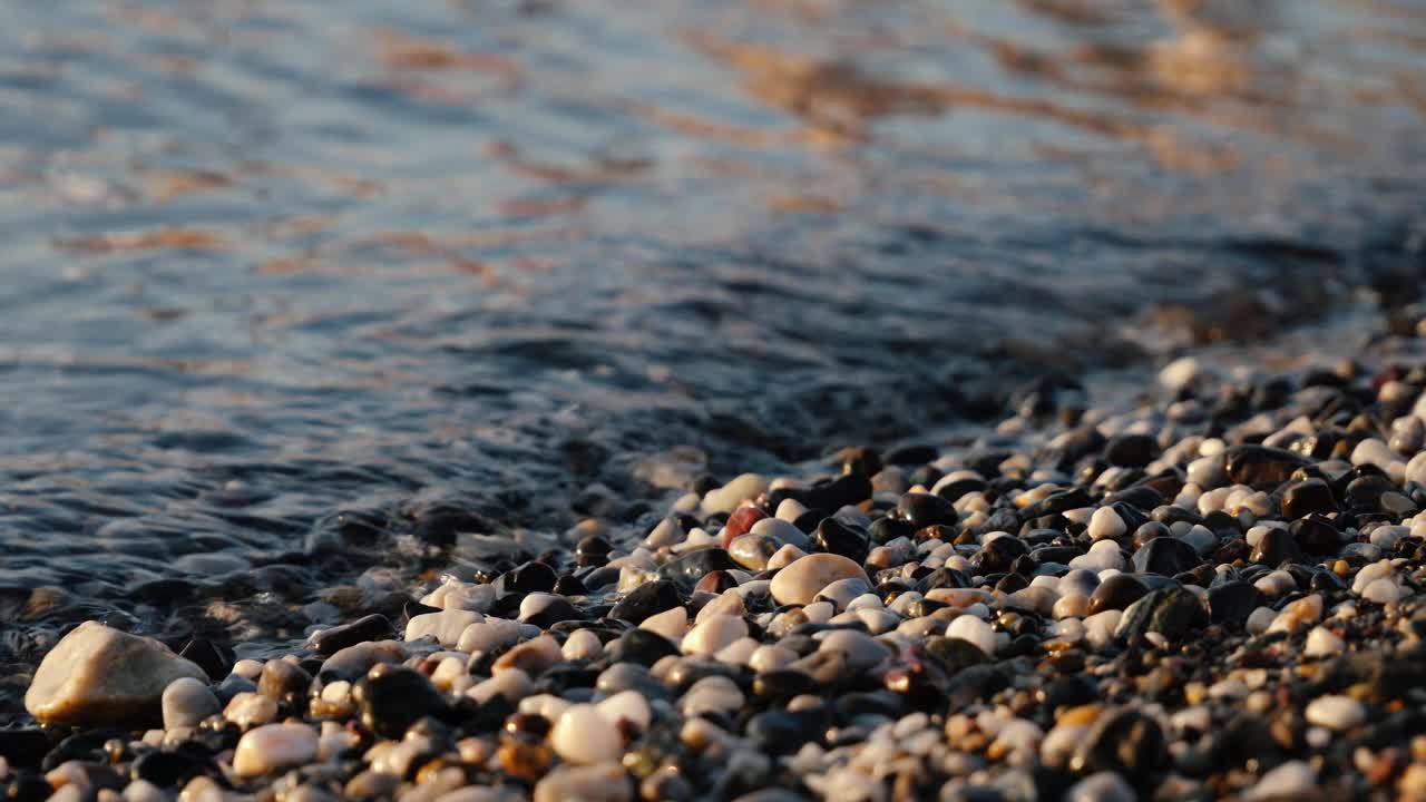 小波浪在岩石上翻滚视频素材