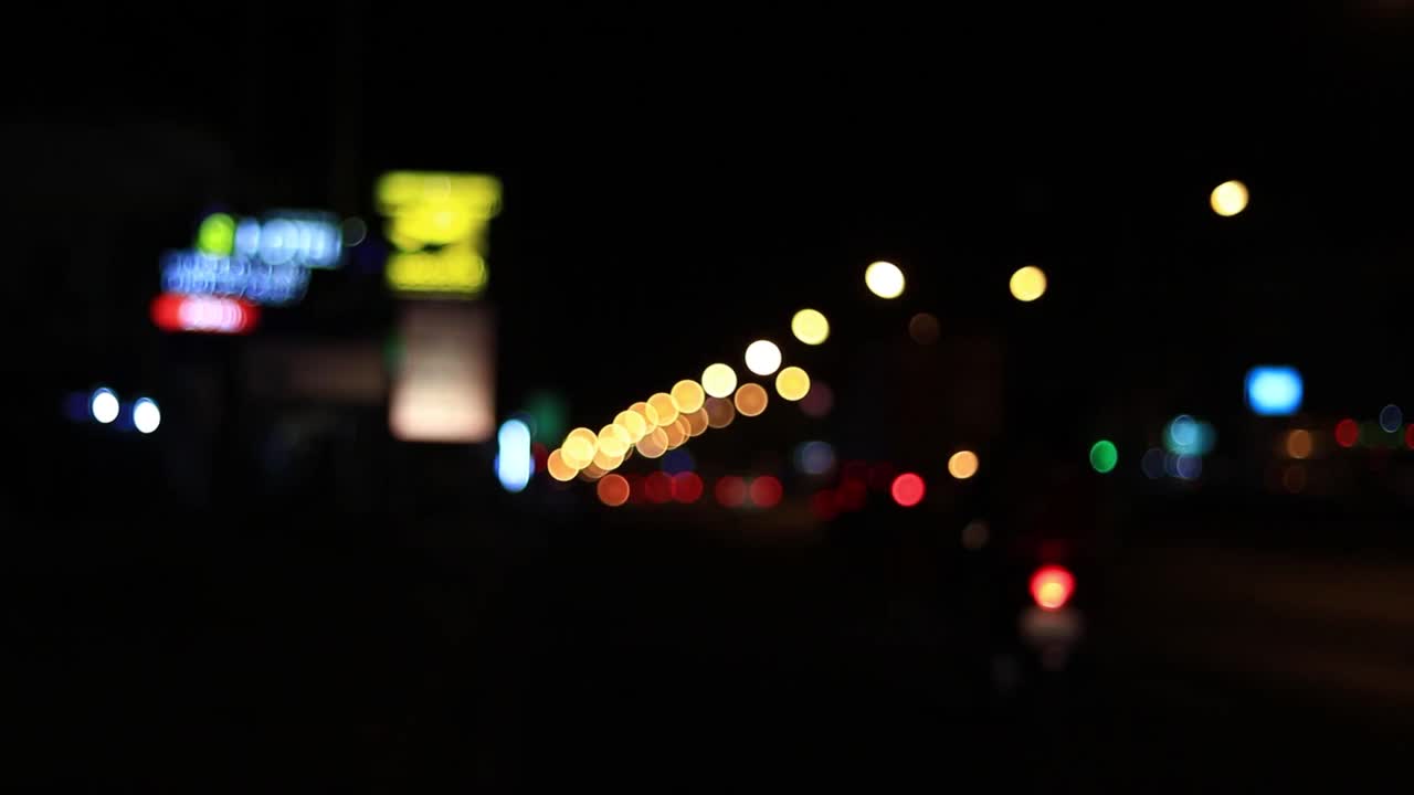 散景灯光在道路上的夜晚背景、抽象背景、散景背景视频素材