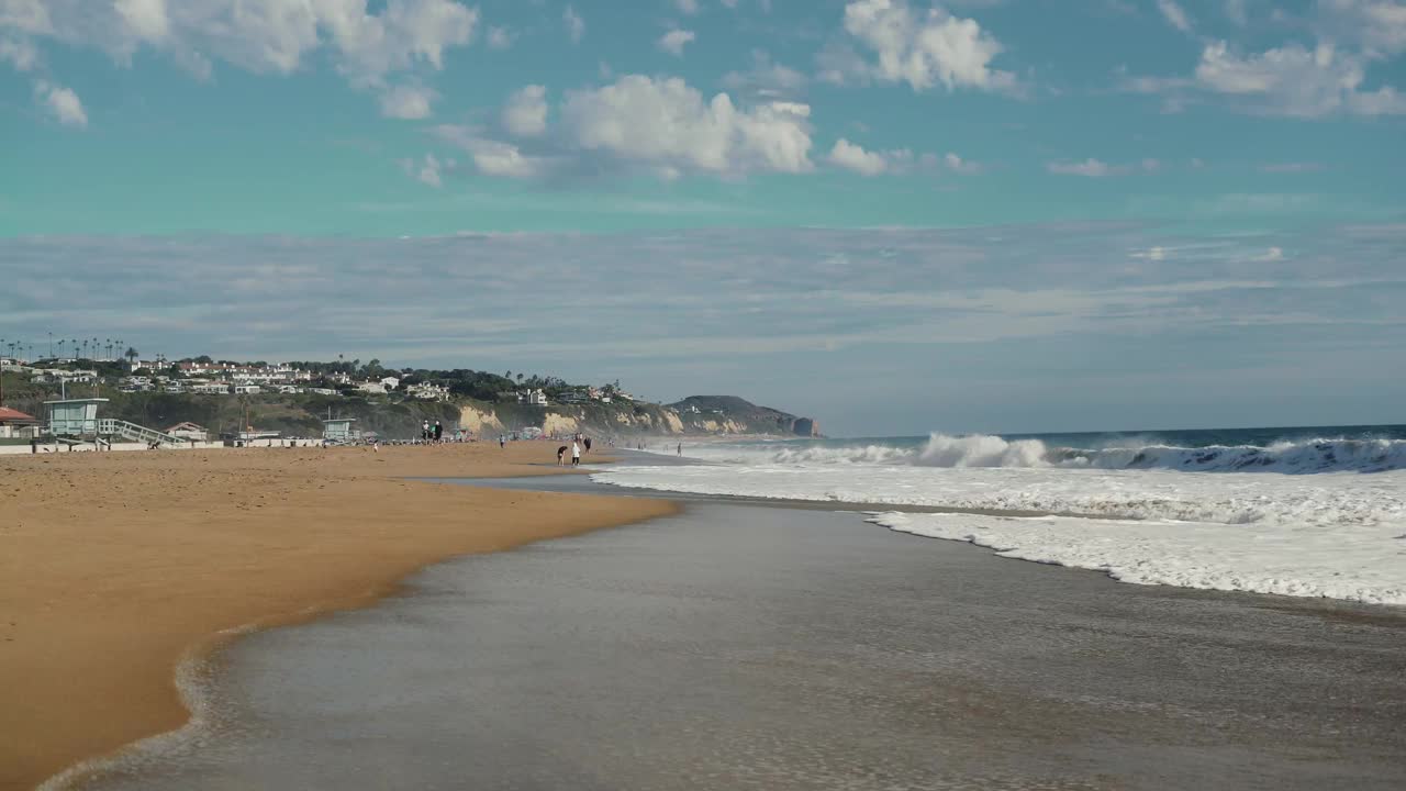 洛杉矶圣莫尼卡海滩阳光明媚，海浪汹涌视频素材