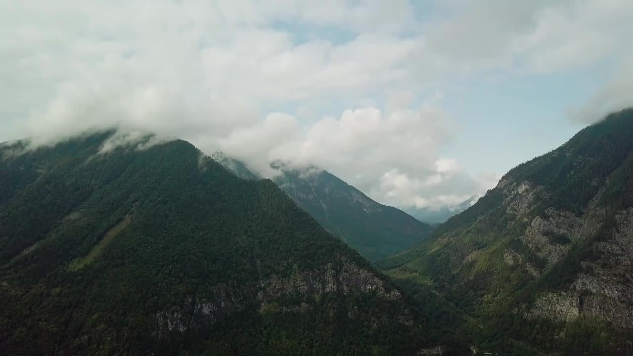 鸟瞰图。在美丽的云中飞过高山。航空摄影机镜头。视频素材