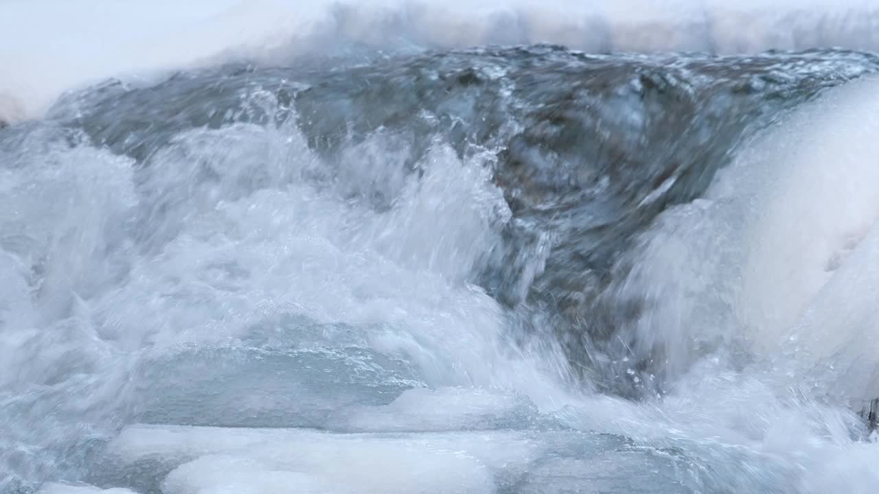 流动水中的冰视频素材