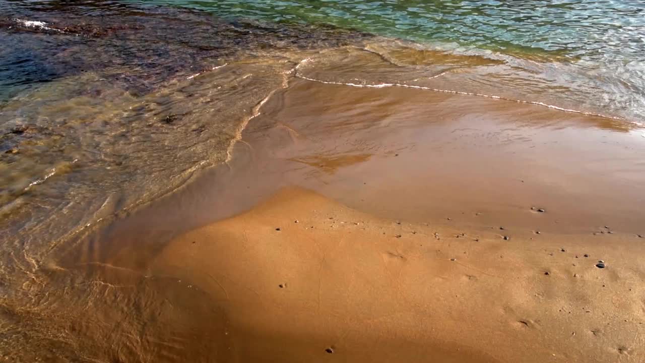 海浪从不同的方向冲击着海滩视频下载