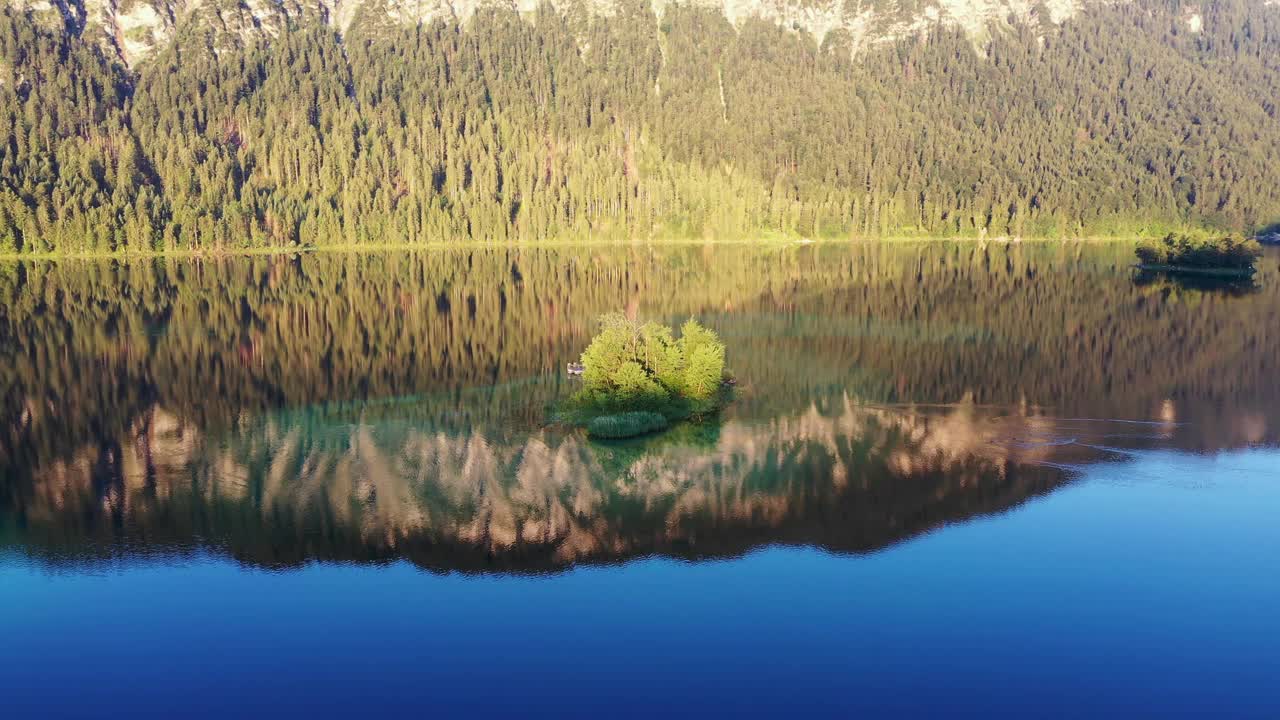 在巴伐利亚州的马克西米利安岛飞越Eibsee湖视频素材