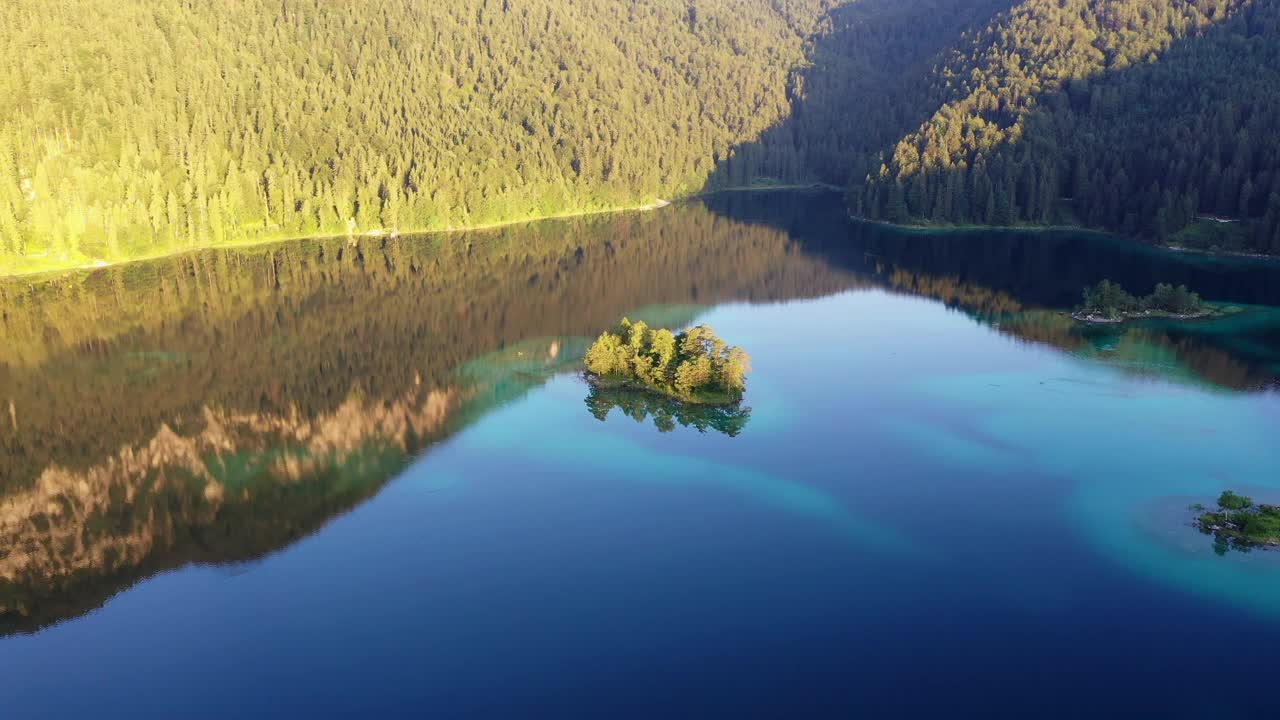 在巴伐利亚州的马克西米利安岛飞越Eibsee湖视频素材