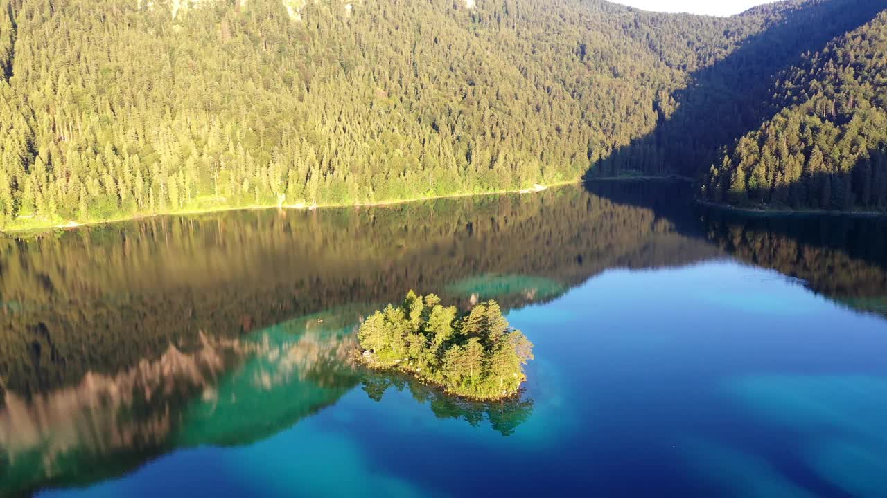 在巴伐利亚州的马克西米利安岛飞越Eibsee湖视频素材