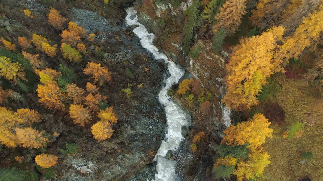 鸟瞰图Orlegna河峡谷，Grisons，瑞士视频素材