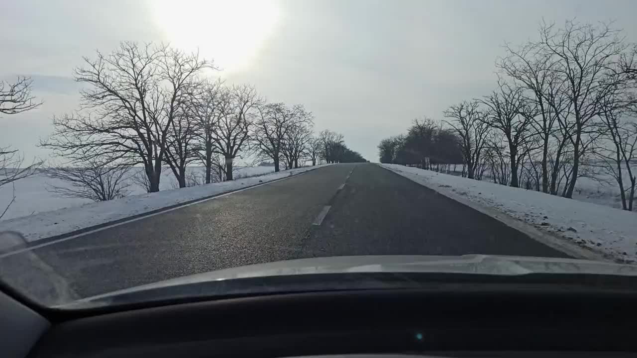 在冬季道路上行驶的汽车视频素材