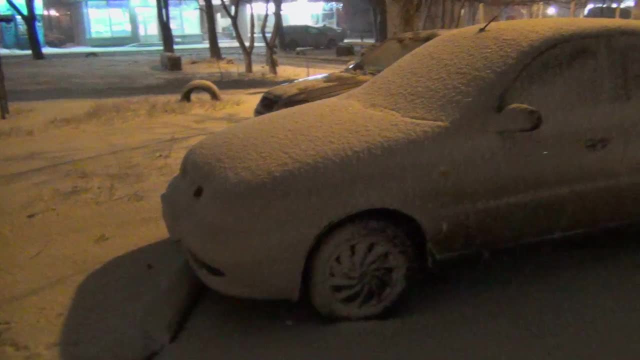 汽车停在院子里的雪下视频素材