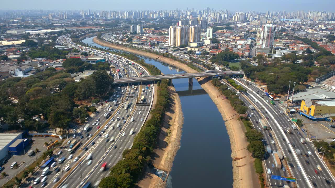 在巴西圣保罗，沿着河流的高速公路的4K超高清空中超高速摄影。视频素材