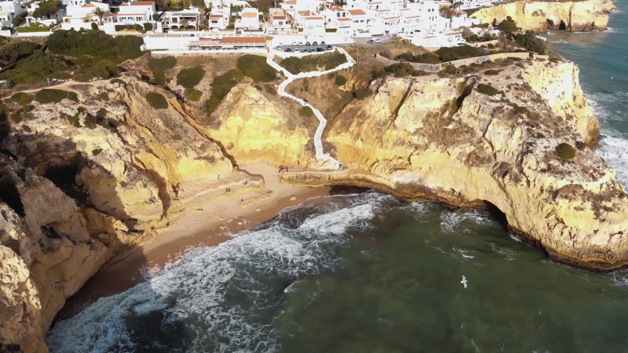 海浪冲击着葡萄牙阿尔加维的卡沃埃罗的砂岩悬崖视频素材