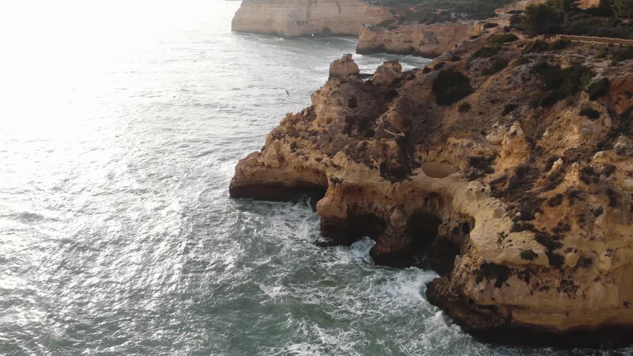 大西洋的海浪冲击着悬崖峭壁。阿尔加维的卡沃埃罗海岸线。视频素材