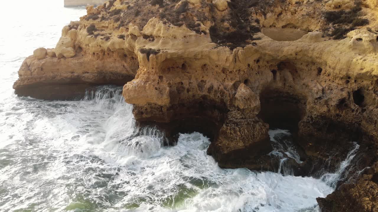 4K无人机拍摄的葡萄牙卡沃埃罗市附近的岩石海岸悬崖。视频素材