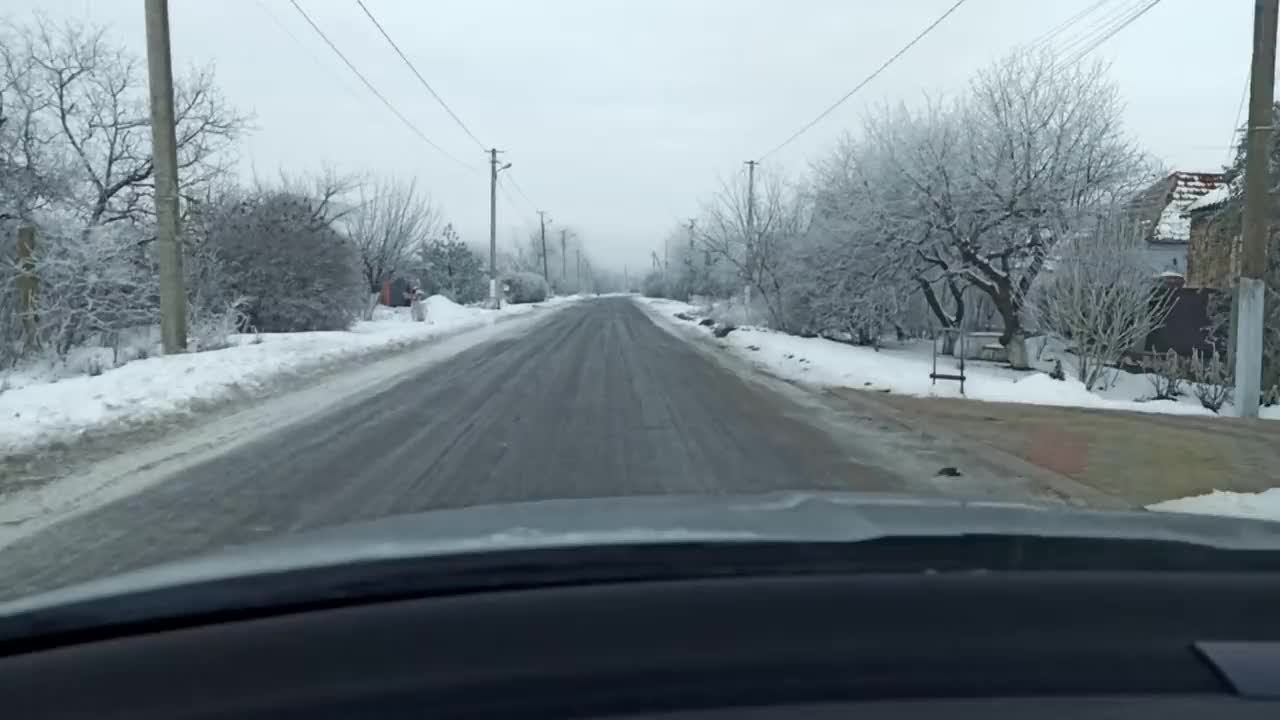 汽车在冬天的路上行驶视频素材