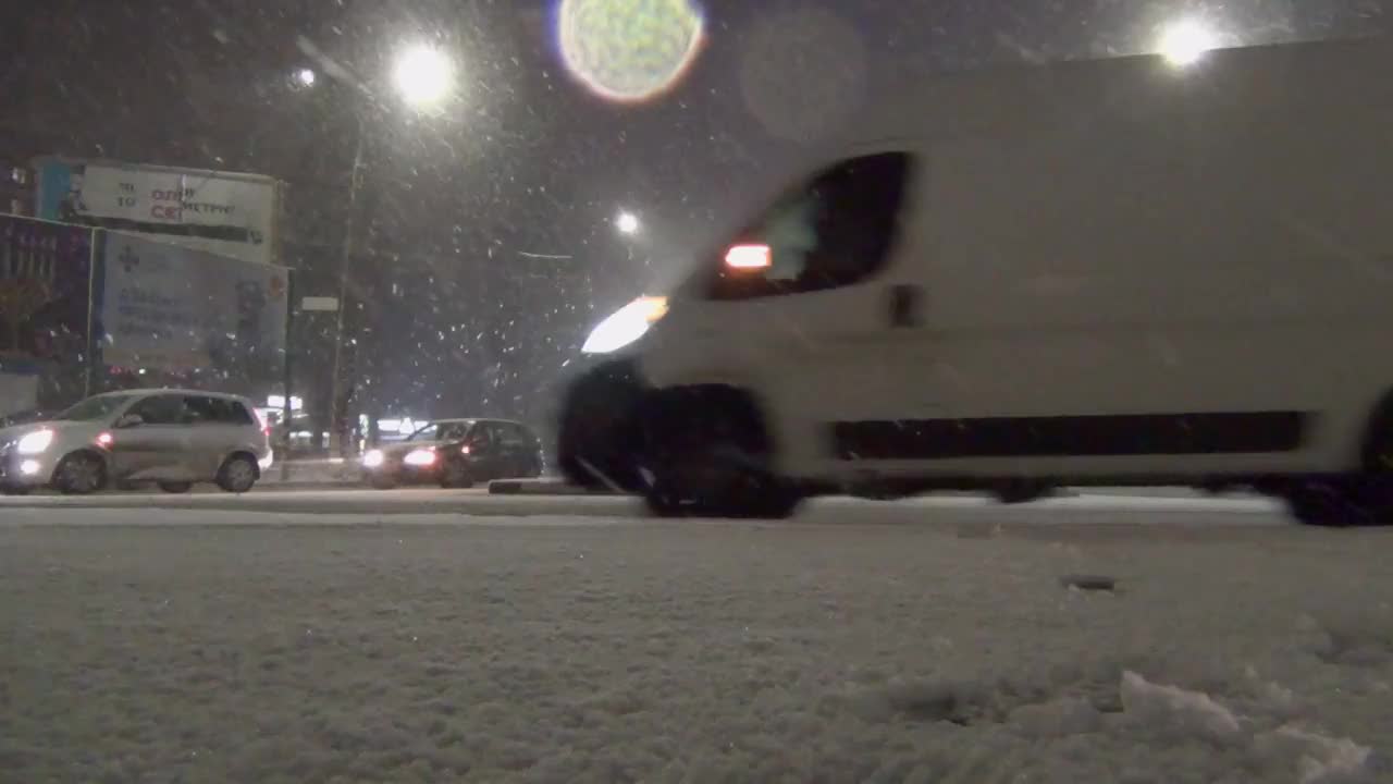 在大雪期间，汽车在城市街道上行驶视频素材