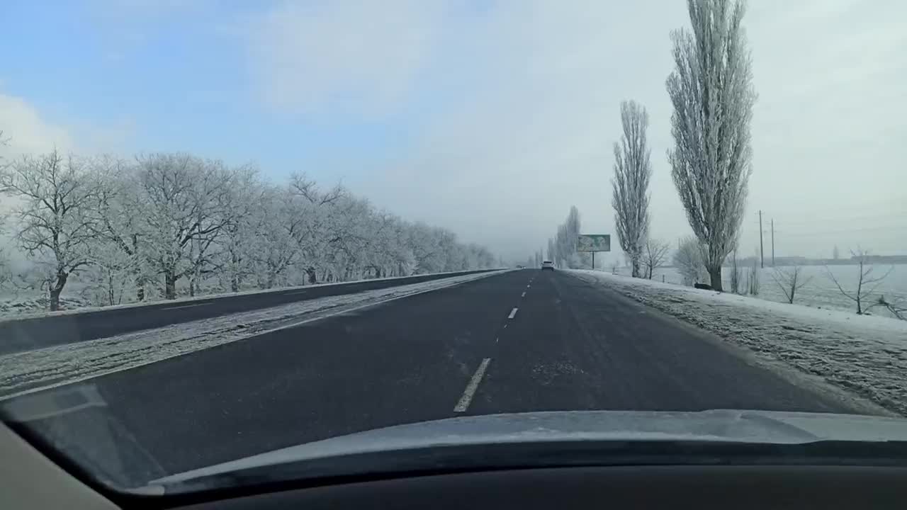 在冬季道路上行驶的汽车视频素材