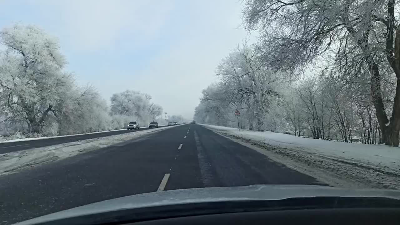 在冬季道路上行驶的汽车视频素材