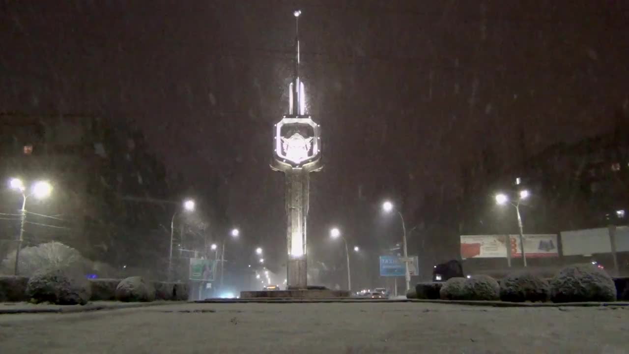 在大雪期间，汽车在城市街道上行驶视频素材