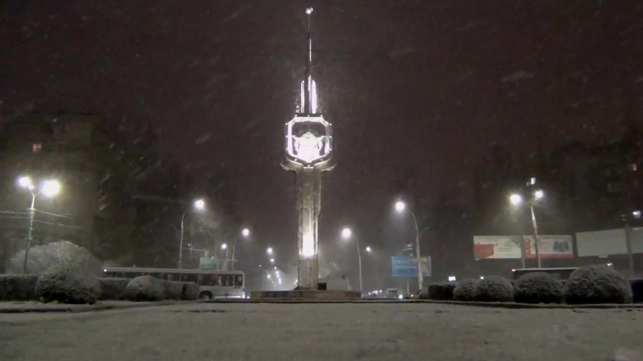 在大雪期间，汽车在城市街道上行驶视频素材