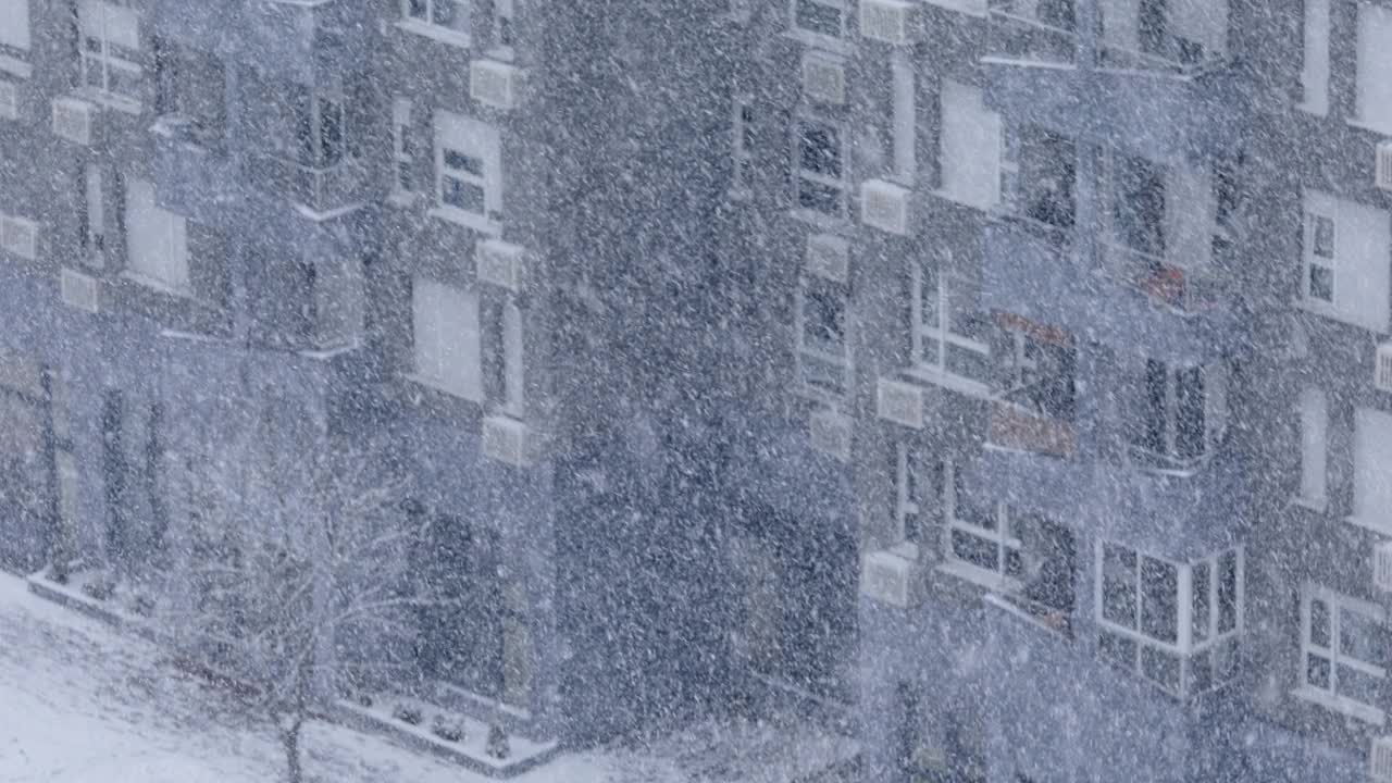 暴风雪在城市，高角度拍摄视频素材