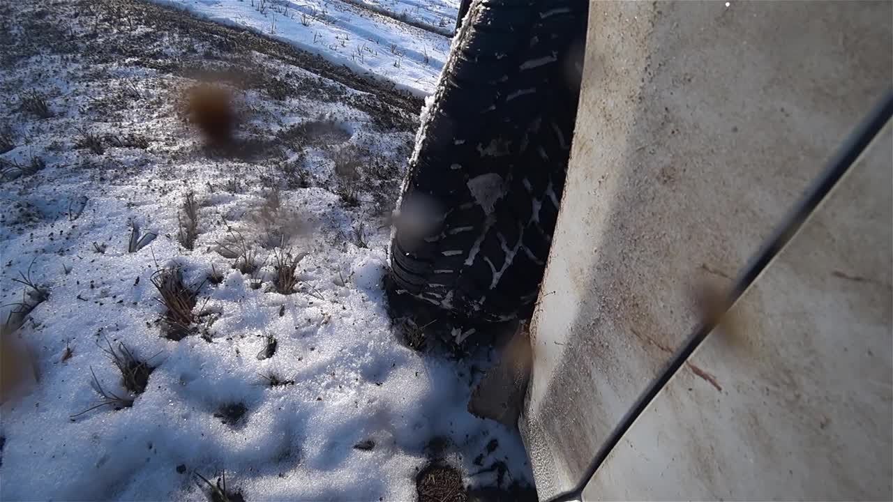 贴近雪地行驶的客车车轮，留下车胎印视频素材