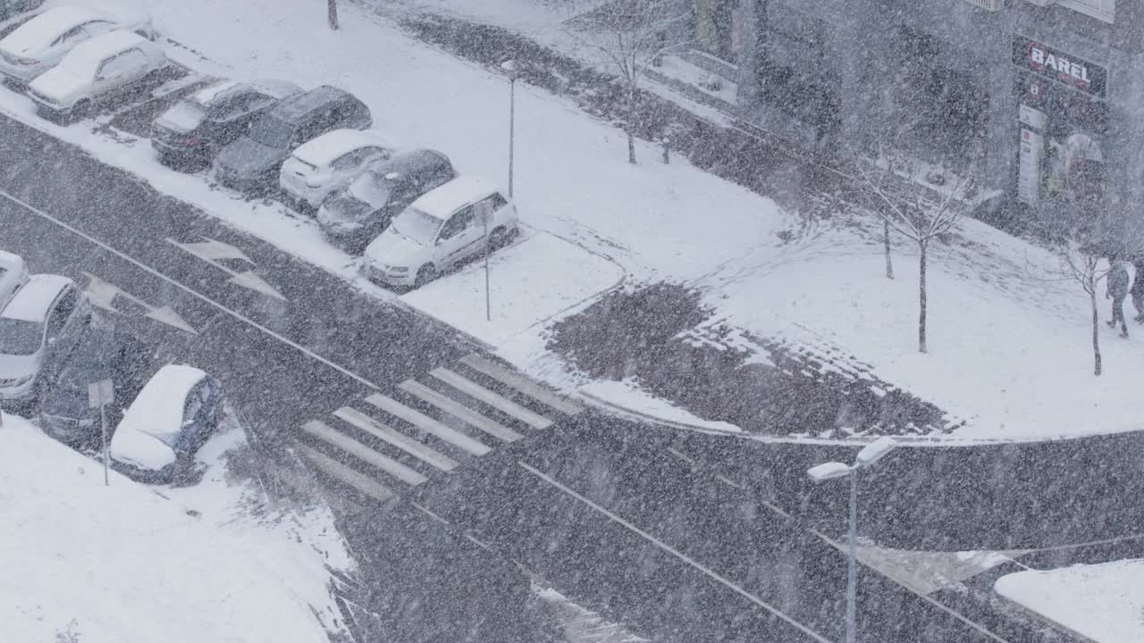 暴风雪在城市里，人们在行走视频素材