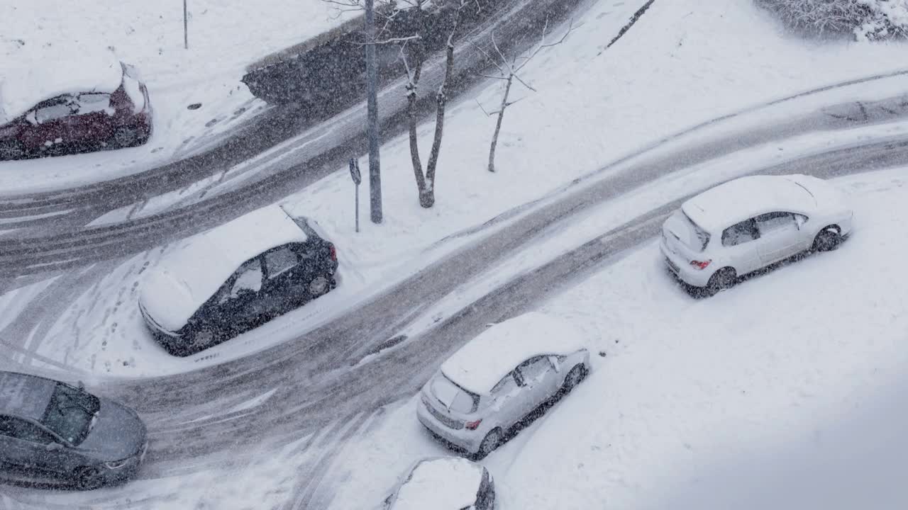 汽车在被雪覆盖的城市街道上行驶视频素材